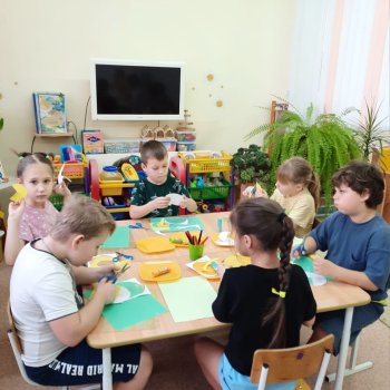Курочки с цыплятами.