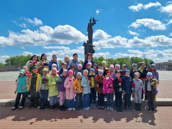 Возложение цветов к монументу. 